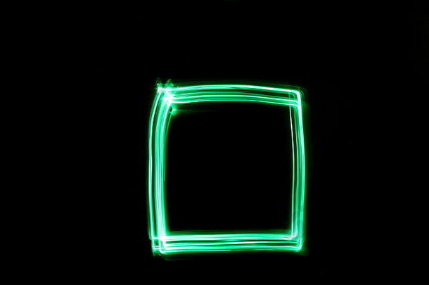 长时间曝光的霓虹绿照片，在一个抽象的盒子轮廓形状的黑色背景下。光绘摄影，抽象色彩