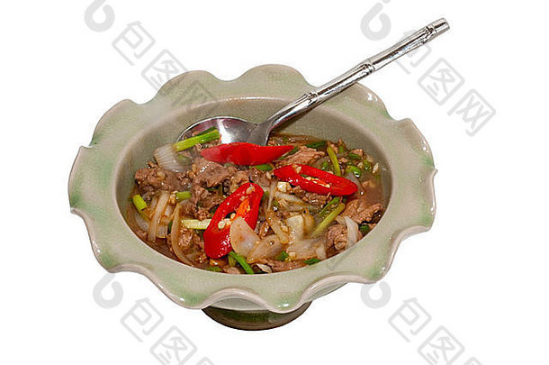 泰国菜Nua Narm Mun Hoy（蚝油白洋葱炒牛肉）以白色背景切下。