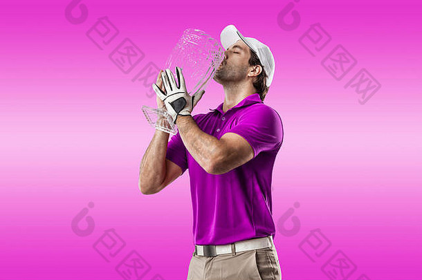 身穿粉色球衣的高尔夫球员手拿玻璃奖杯庆祝，背景为粉色。