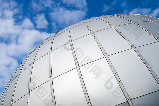 闪亮的灰色球体由金属板制成，抽象的高科技背景照片