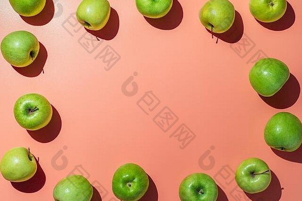 绿色苹果橙色珊瑚粉红色的背景复制空间文本设计中心色彩斑斓的水果框架平躺前视图硬光