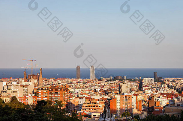 日落城市景观巴塞罗那城市加泰罗尼亚西班牙升高视图山地平线地中海海