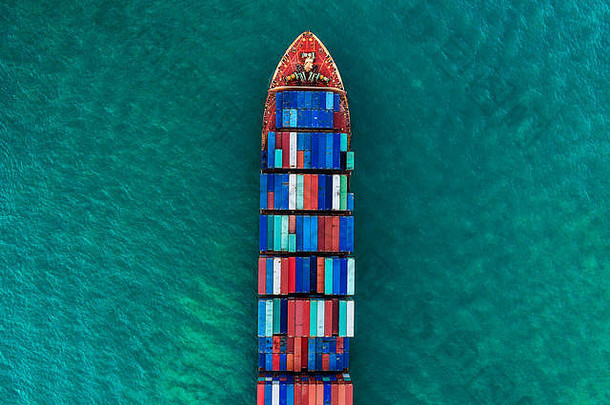 货物船携带堆栈容器海穿越国际水域空中视图新加坡