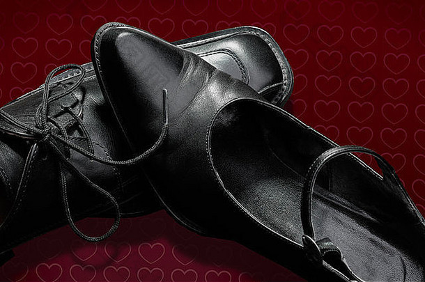 男女鞋以红色纹理为背景，配上心形图案，以纪念情人节——圣瓦伦丁节