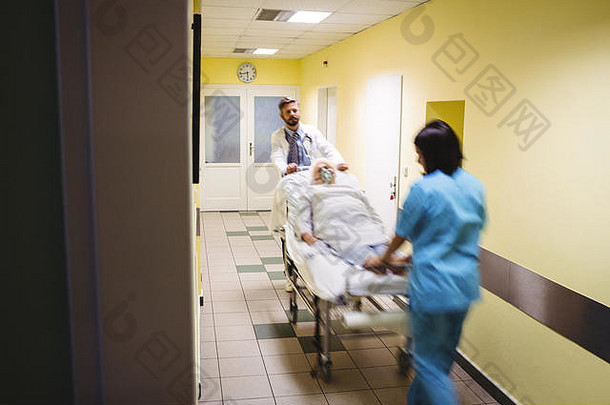 模糊图像医生护士推高级病人担架