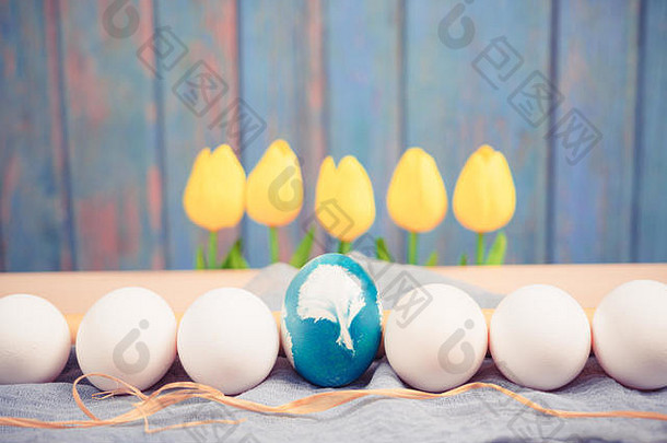 复活节快乐，有机蓝复活节彩蛋中间白色的彩蛋等待绘画，复活节假期装饰，复活节概念背景