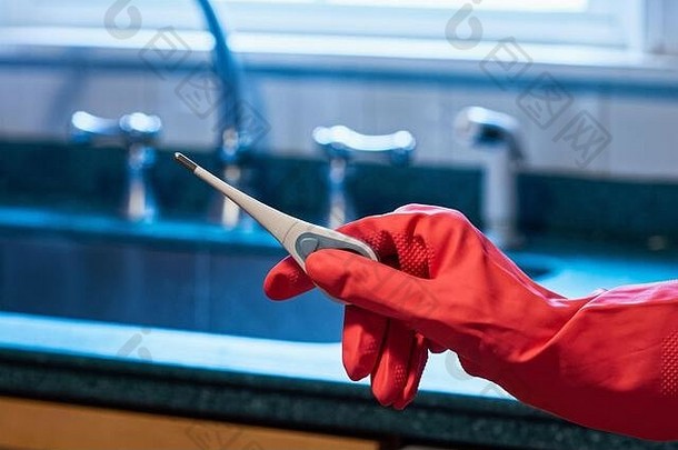 手覆盖明亮的红色的彩色的乳胶手套持有数字温度计厨房图片说明人处理社会经销
