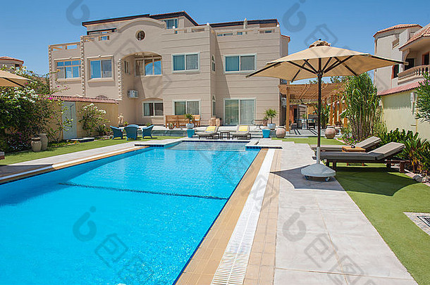 豪华别墅位于热带度假胜地，配有游泳池和花园