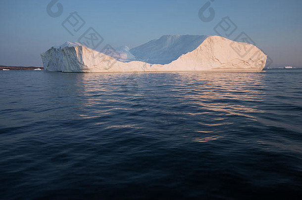 冰山日落自然风景格陵兰岛迪斯科湾西格陵兰岛夏天午夜太阳冰山大蓝色的冰冰峡湾