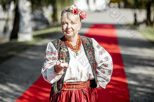 肖像女人穿着乌克兰国家衣服著名的女演员<strong>红色</strong>的<strong>地毯</strong>奖2015