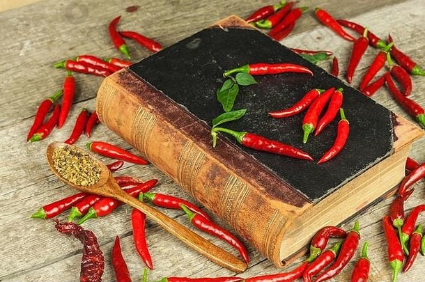老烹饪食谱和新鲜辣椒的书。辛辣的菜肴。墨西哥食物