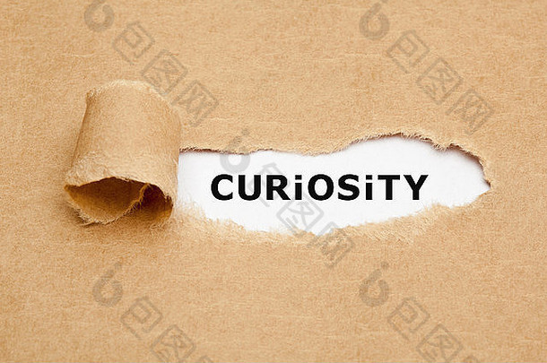 “好奇”这个词出现在撕破的牛皮纸后面。好奇心是对某事物或某个人了解更多的欲望。