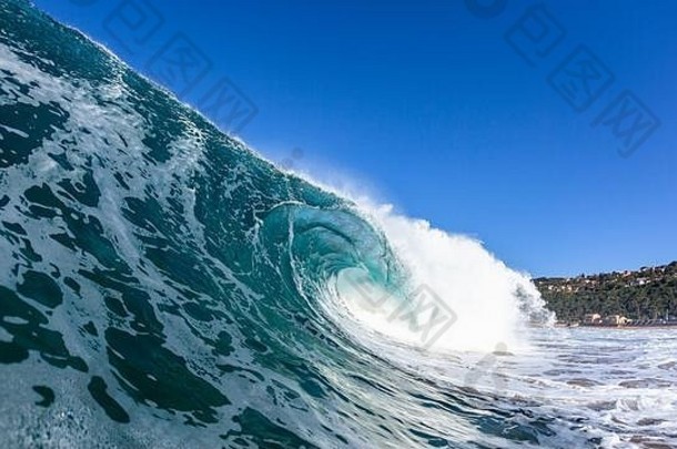 中空破碎的海浪特写<strong>游泳照片</strong>，带着蓝天和海滩海岸线的水墙上的纹理。