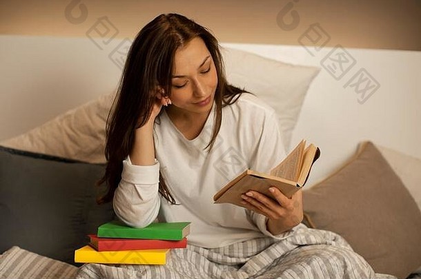 高加索人女孩床上持有书手读睡觉前