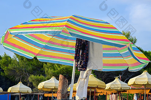 特写镜头色彩斑斓的阳伞海滩夏天假期