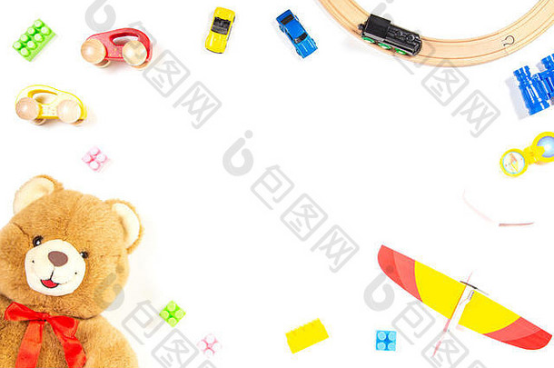 白色背景上的彩色儿童玩具框架。顶视图。平铺。