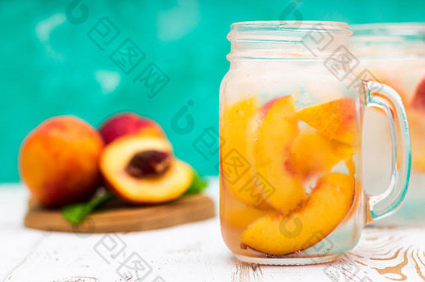 自制的冰柠檬水成熟的桃子新鲜的桃子冰茶梅森Jar
