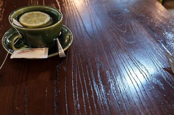 在餐厅咖啡厅的桌子上放一杯加柠檬和糖的热<strong>茶</strong>