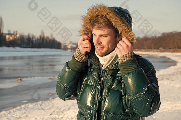 冬天装赶时髦的人冬天时尚装的家伙穿夹克罩冷淡的冬天一天男人。有胡子的站温暖的夹克雪自然背景风耐药衣服冬天时尚的<strong>男装</strong>