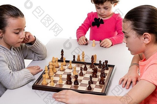 姐妹玩国际象棋孤立的白色孩子们浓度概念