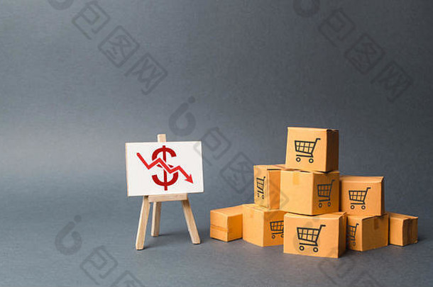 一堆纸箱和一个红色<strong>向下箭头</strong>。商品和产品产量下降，经济下滑和衰退。法利