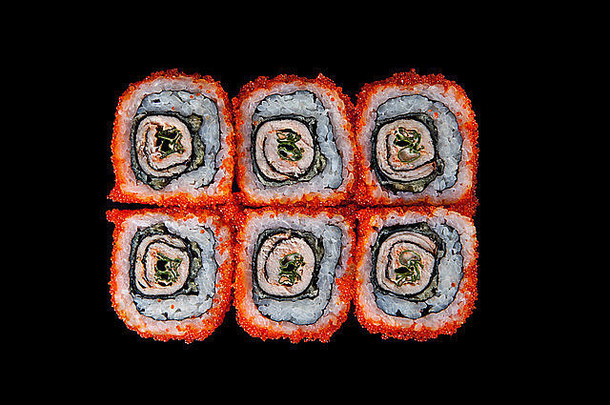 集寿司卷包装鱼子酱黑色的背景