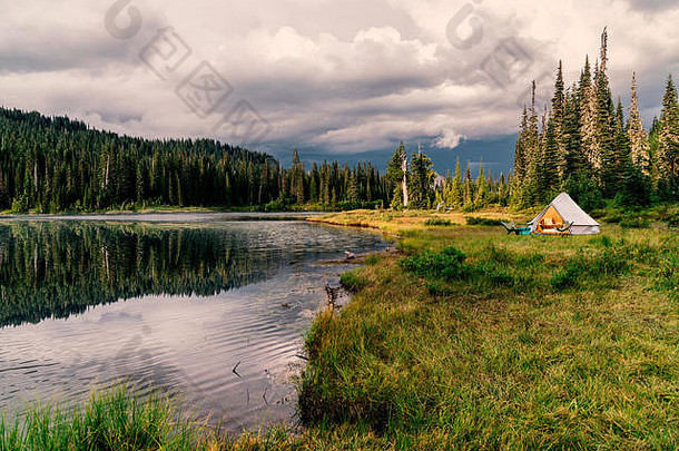 营地照亮帐篷原始的高山湖常绿森林
