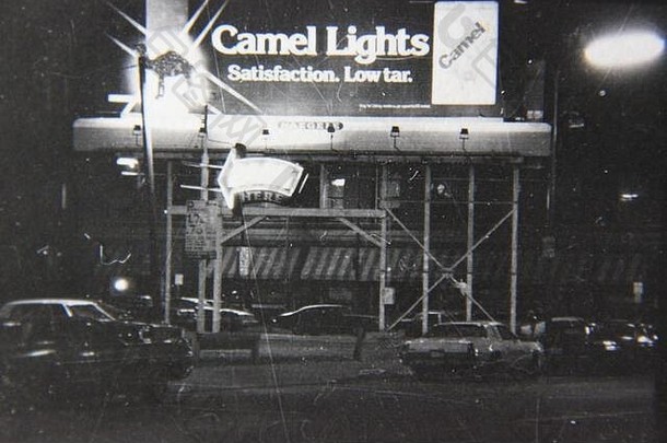 精美的70年代复古黑白生活方式照片，骆驼灯<strong>香烟</strong>布告牌。