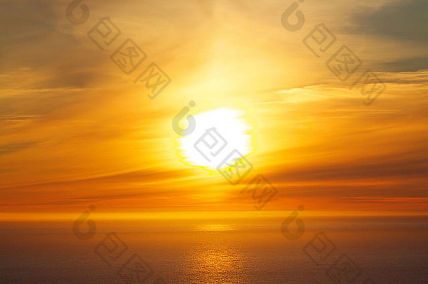 挪威罗弗敦群岛上，明亮的午夜太阳照耀着海洋