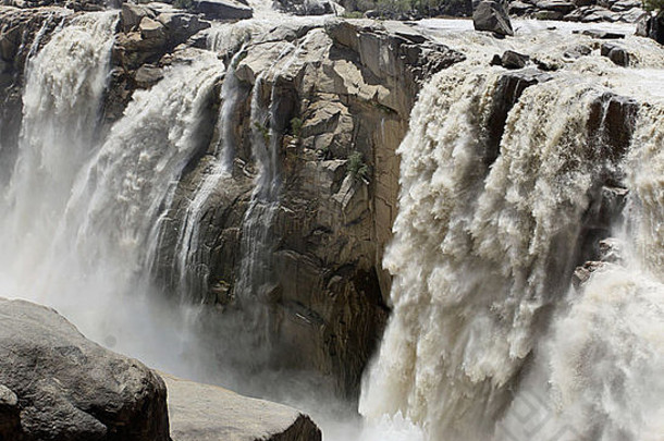 南非北开普省卡卡马斯附近橙河中的奥古斯瀑布全景图