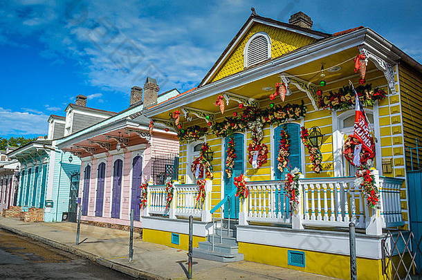经典色彩斑斓的克里奥尔语小屋装饰加兰花环假期法国季度奥尔良