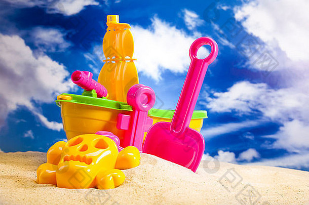 海滩上五颜六色的塑料玩具