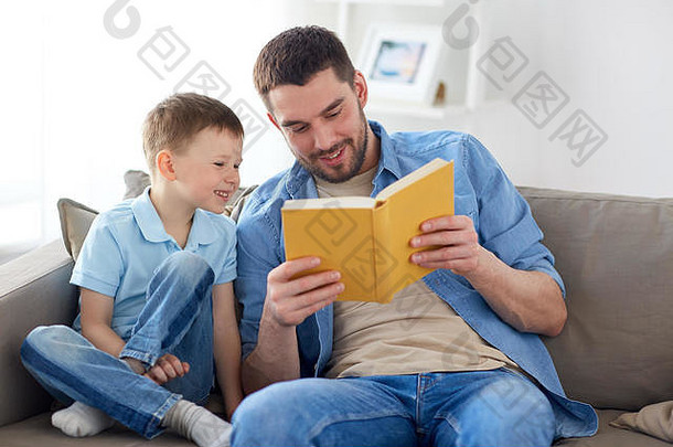 快乐父亲儿子阅读书沙发首页