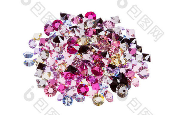 许多宝石是钻石，红宝石孤立于白色之上。高分辨率照片。