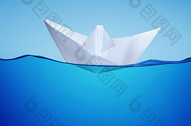 白色纸艘玩具船蓝色的水一半脸视图