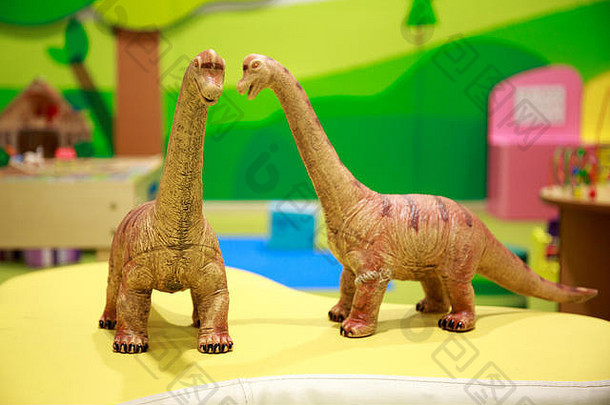 强大的玩具恐龙会说话的幸福的孩子们的操场上