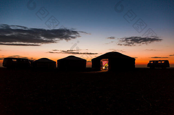 日落游牧民族的营戈壁沙漠蒙古