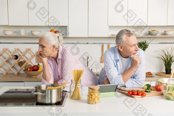 图像成熟的爱的夫妇家庭站国厨房