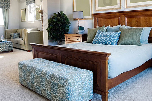华丽的木制框架卧室，蓝色风格