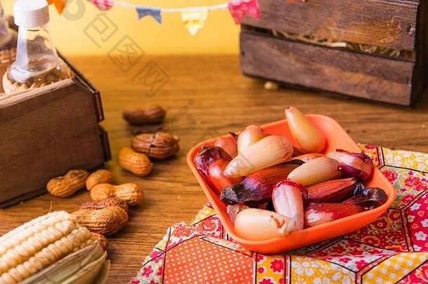 煮熟的松坚果壳牌典型的派对朱尼娜庆祝活动传统的食物巴西6月聚会，派对甜蜜的arraial乡村木背景