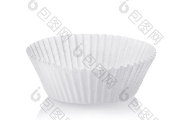 白色纸杯蛋糕烘焙纸杯隔离在白色表面
