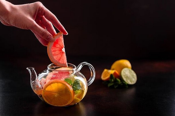 热水果茶柠檬薄荷橙色石灰葡萄柚美丽的玻璃茶壶