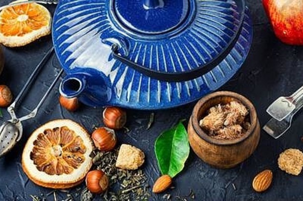 自然成分茶瓷蓝色的<strong>烧水壶</strong>茶柠檬