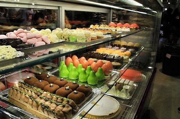 色彩斑斓的蛋糕糖果糕点商店西班牙