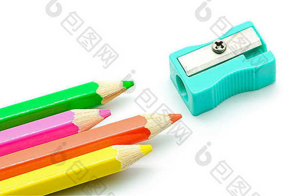 彩色的铅笔卷笔刀孤立的白色背景关闭