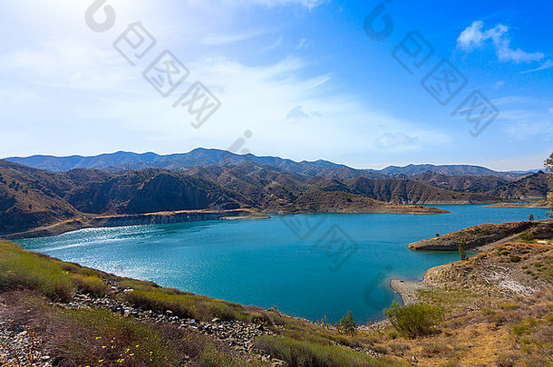 西班牙马拉加El Limonero水库的湖泊和周围乡村景观
