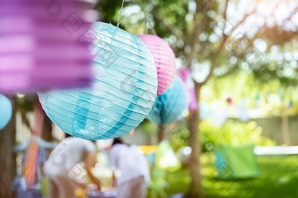 户外活动的装饰品，五颜六色的纸气球，后院阳光明媚的儿童生日派对，快乐生活