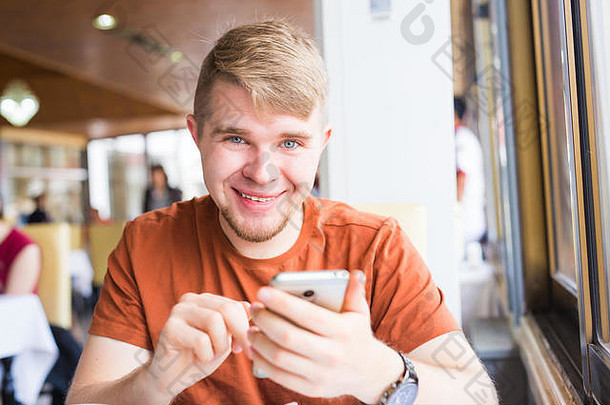 休闲技术沟通人概念关闭男人。智能手机发短信消息城市咖啡馆