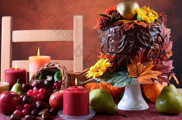 美丽的<strong>感恩</strong>节秋天表格设置秋天<strong>主题</strong>巧克力蛋糕丰饶的象征蜡烛特写镜头