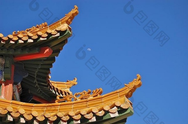 白昼的中国宝塔顶与月亮